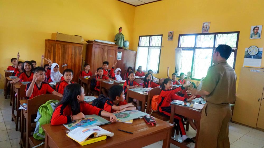 Schools play important role to make young generation more familiar to climate change and related issues. (Photo source: Mercy Corps Indonesia).
