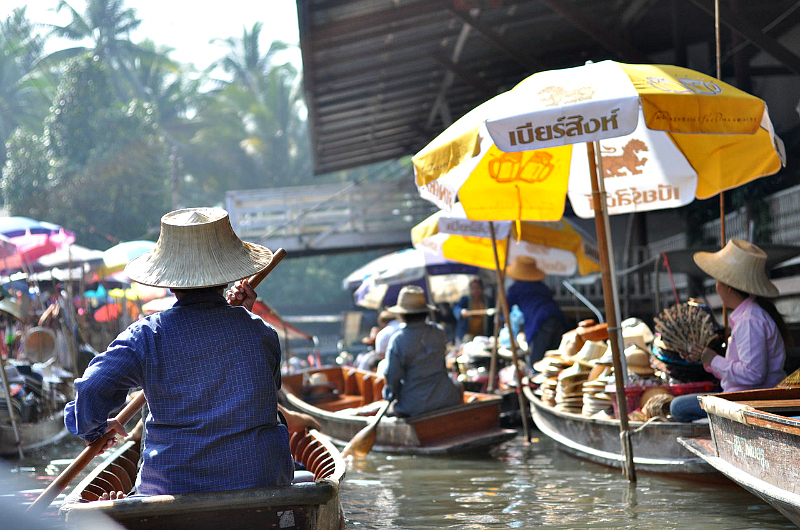 A floating market near Bangkok. Credit: Azchael. Licensed under CC BY 3.0