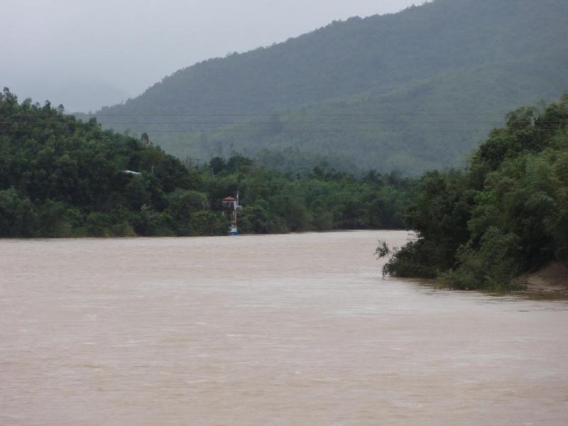 The Thu Bon River in Hoi An that flows through Hoi An and Quang Nam. Because the river branches exchange water upstream of the cities, flood control measures taken to address flooding in one city will impact the other city unless actions are carefully coordinated. Photo by: basin-info.net